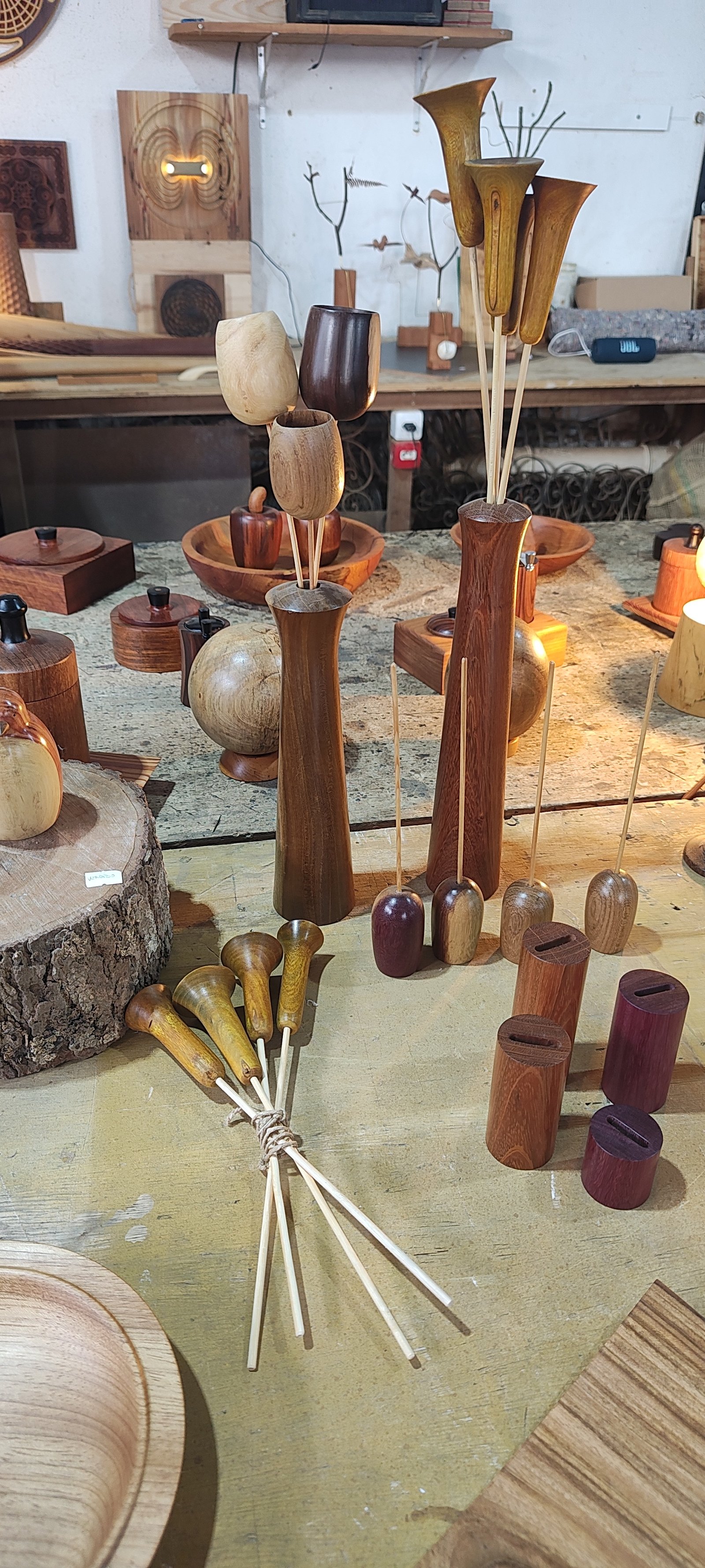 Marceneiros trabalhando em workshop